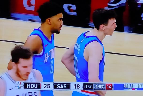  老将复出首秀砍下两双引喝彩