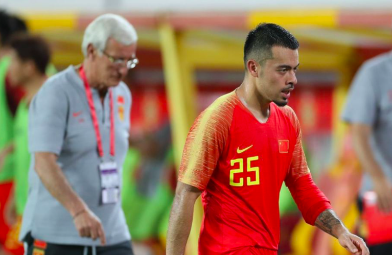  公益足球进校园，明星球员亲自授课