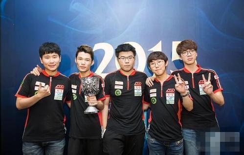  电竞选手指尖飞舞书写传奇篇章