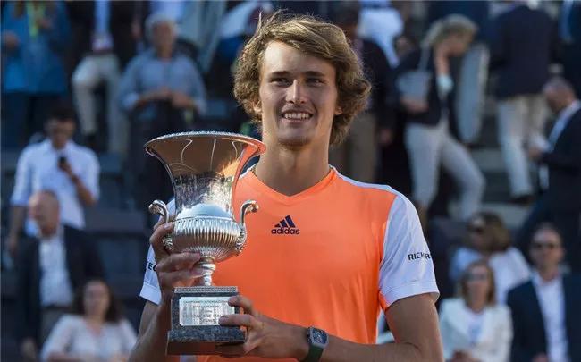  梅德韦杰夫硬地称王，上海劳力士大师赛折桂