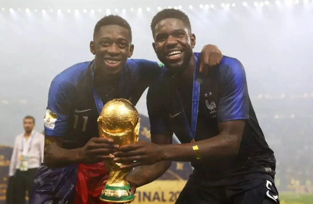  英超双红会激情上演，传统豪强狭路相逢